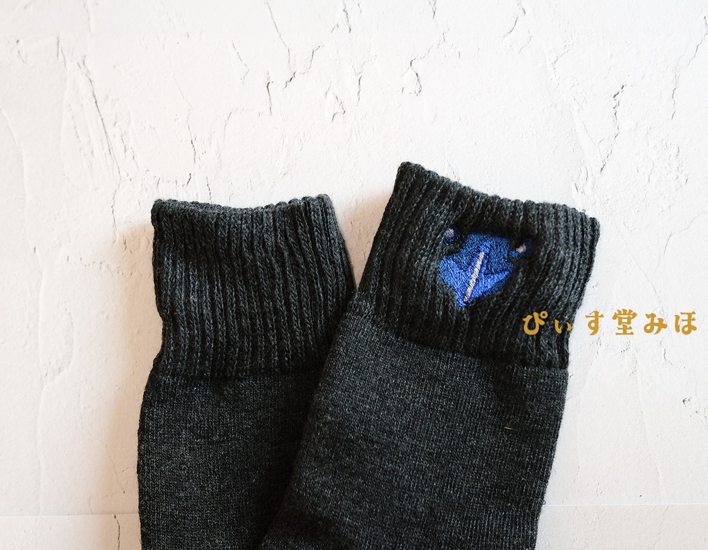 カラス・刺繍靴下