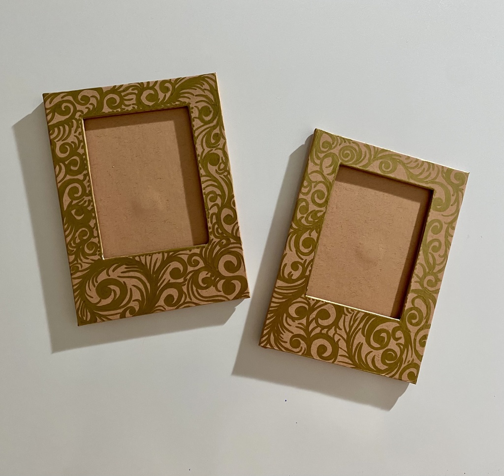 草むらの白い猫