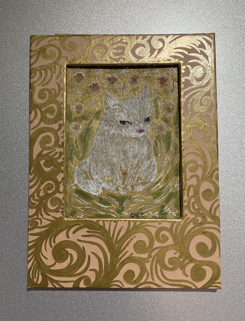草むらの白い猫