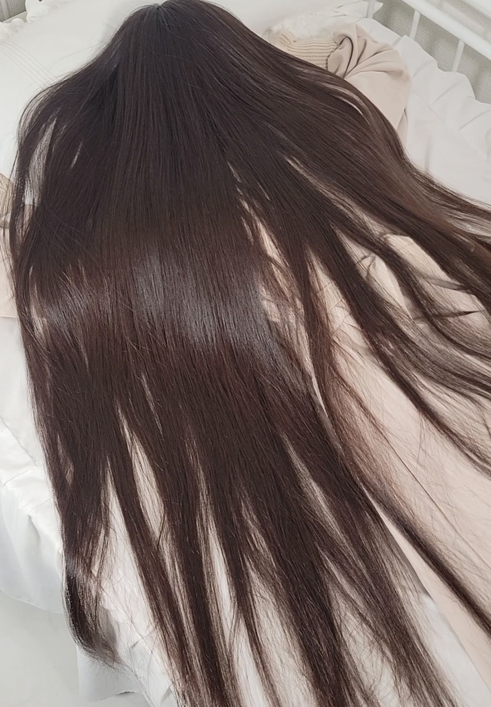 うつ伏せでベッドに広げた髪を撮影🤍
