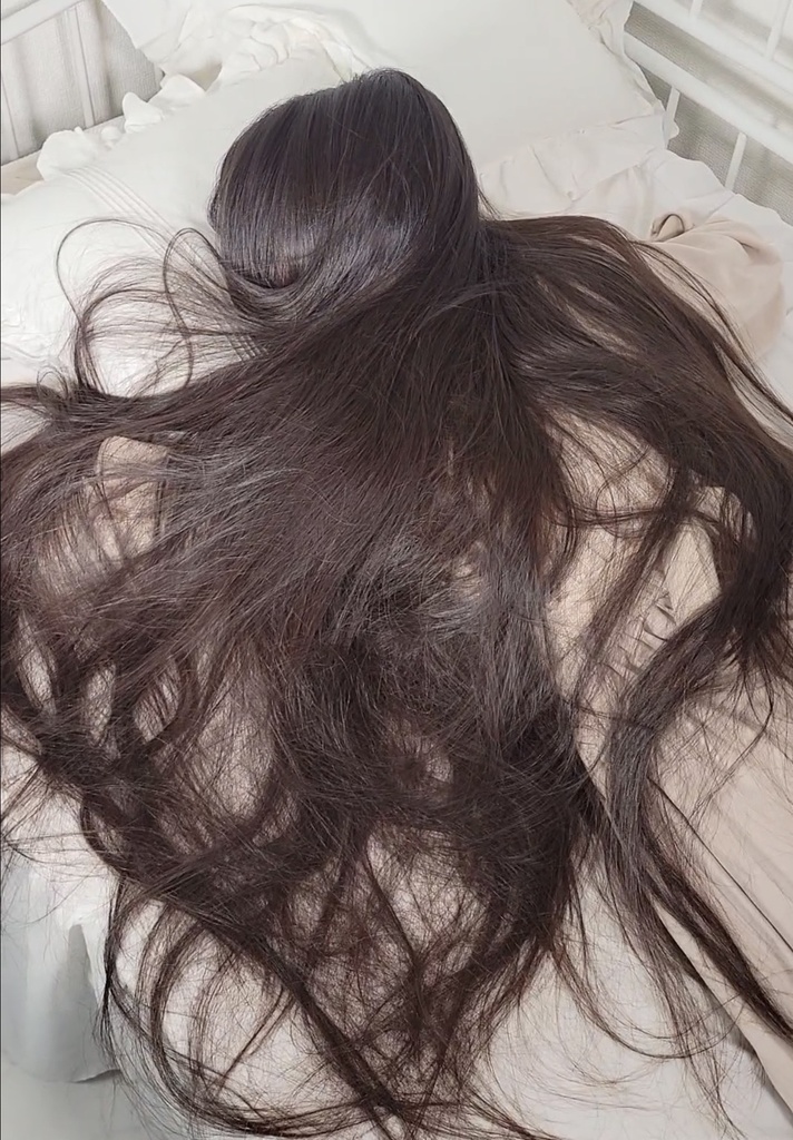 ベッドに無造作に広げられた髪→起き上がる🤍動画:1分26秒