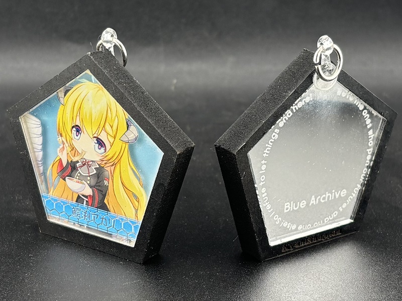 積層アクリルアクセサリ　鰐渕アカリ