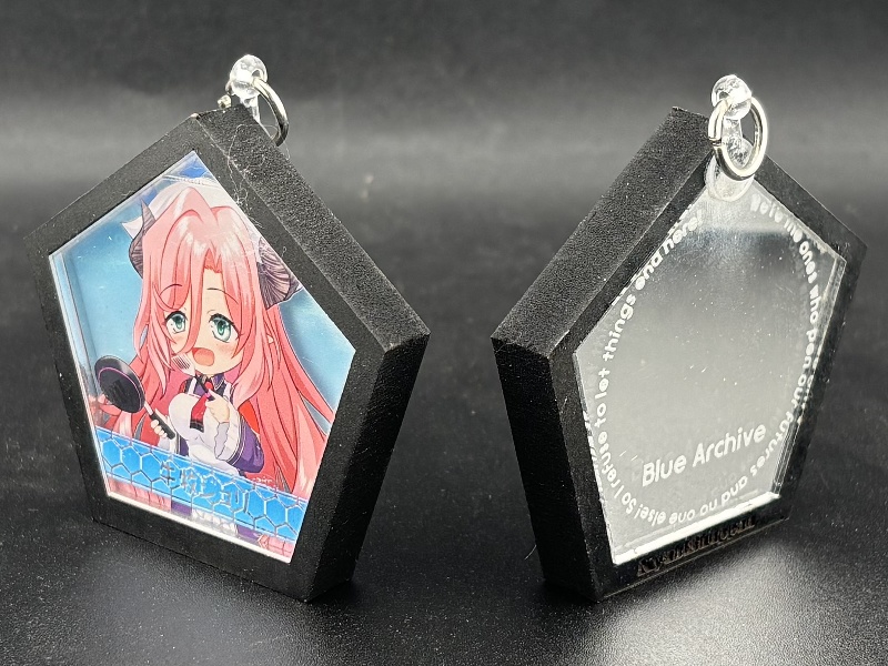 積層アクリルアクセサリ　牛牧ジュリ