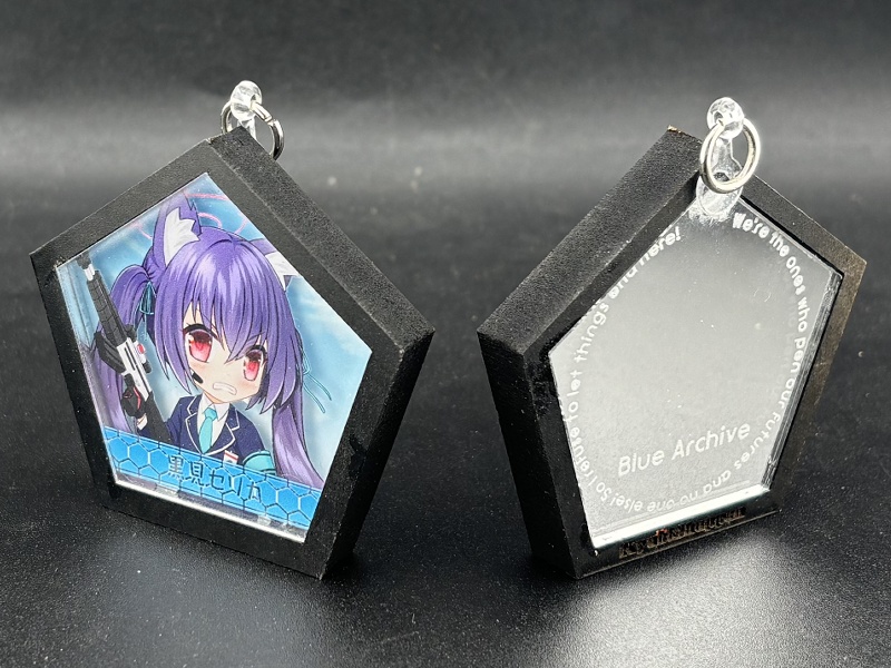 積層アクリルアクセサリ　黒見セリカ