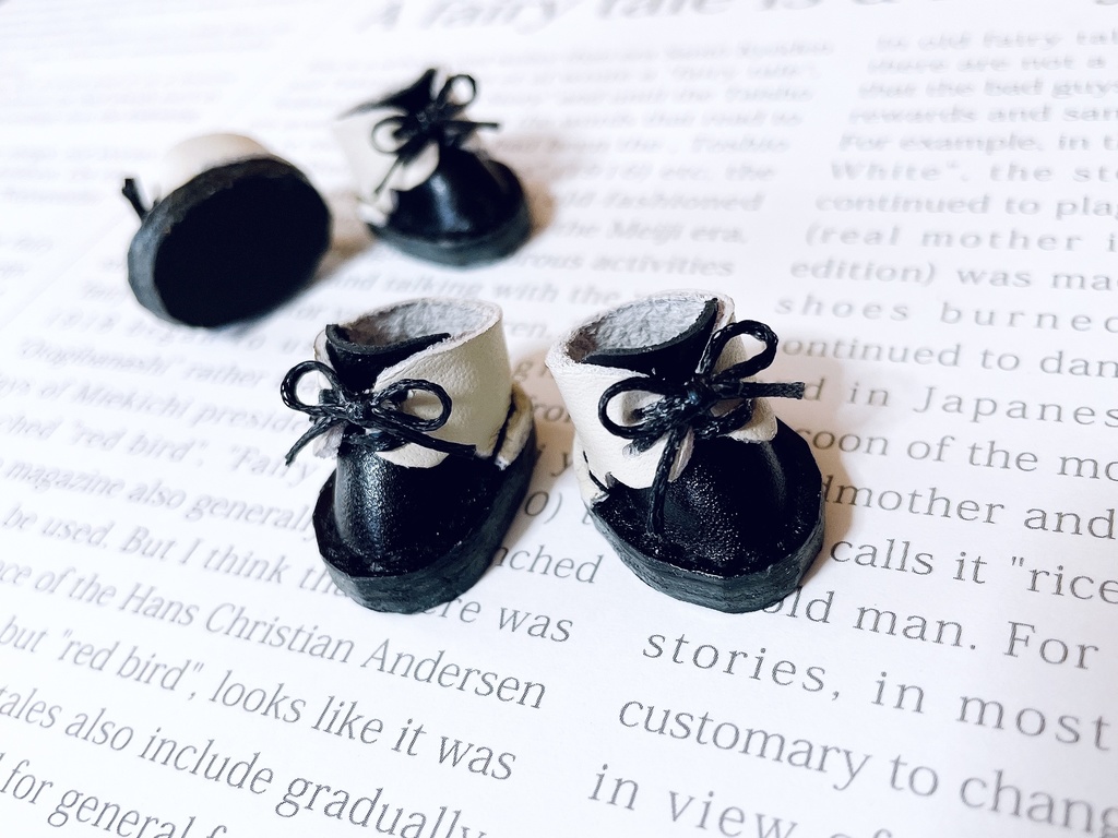 白黒バイカラーのレザーシューズ