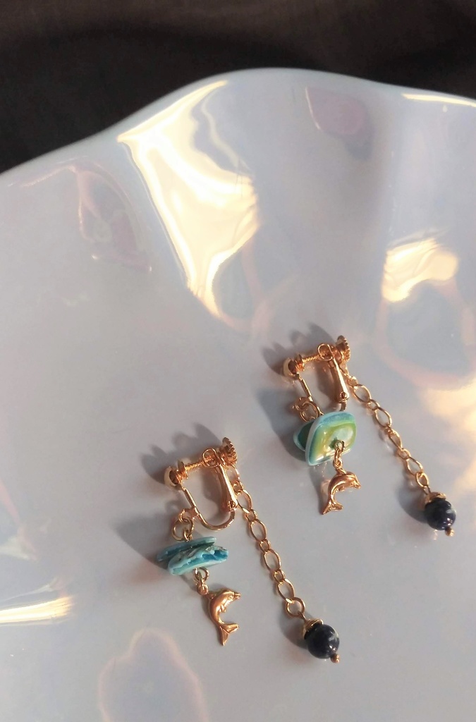 貝とラピスのカカイル概念イヤリング