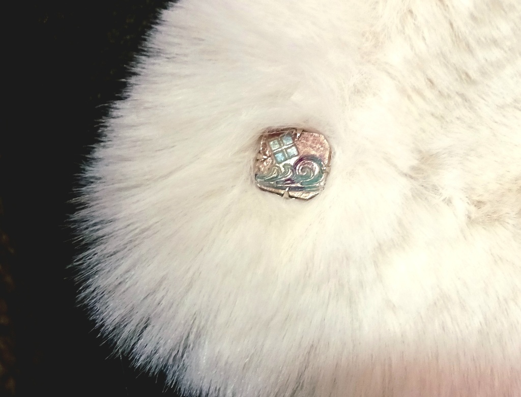 カカイル概念ピンブローチ【彩刻革】