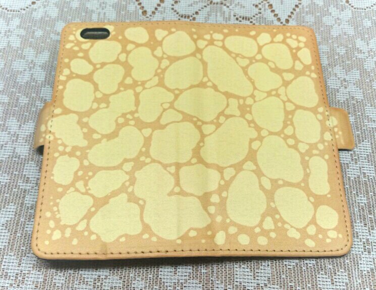 クレープ生地風の手帳型iPhoneケース