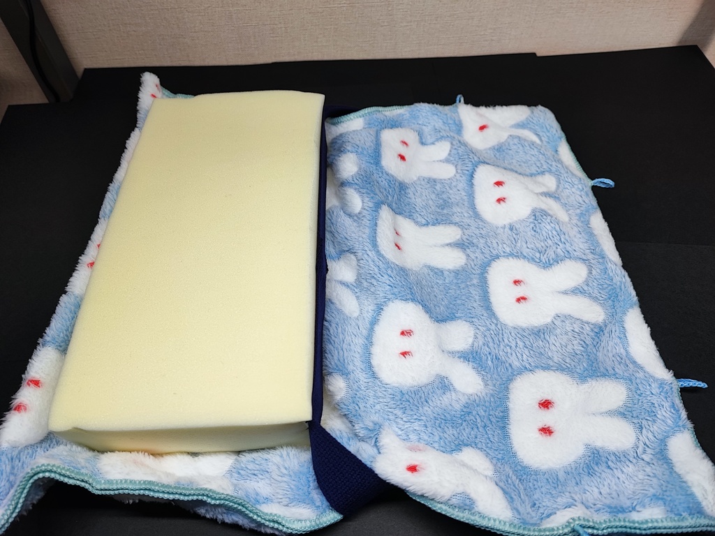 うさぎ柄マイクロファイバーミニ低反発クッション