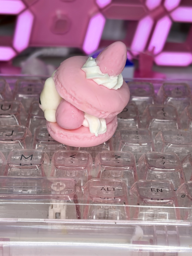 いちごマカロンにゃんこ【ハンドメイド】