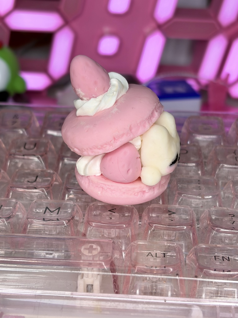 いちごマカロンにゃんこ【ハンドメイド】