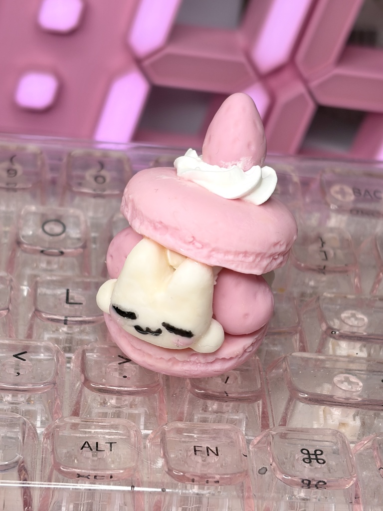 いちごマカロンにゃんこ【ハンドメイド】