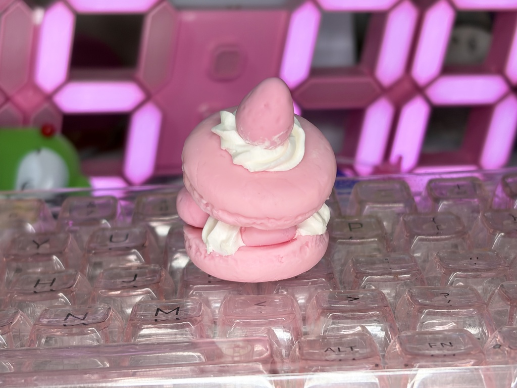 いちごマカロンにゃんこ【ハンドメイド】