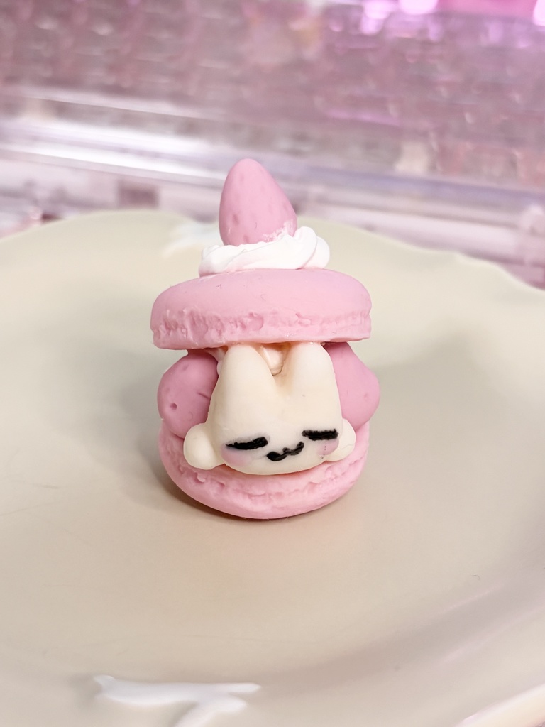 いちごマカロンにゃんこ【ハンドメイド】