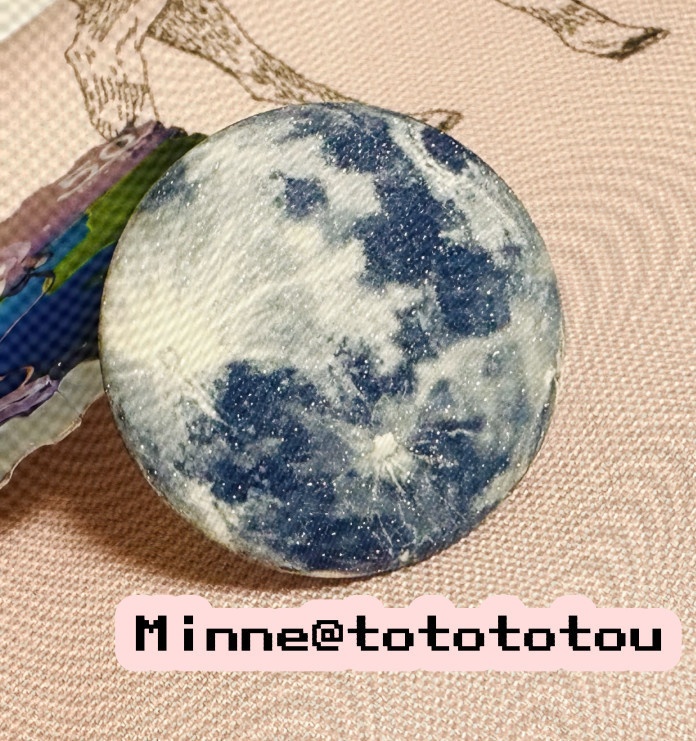 月球のキラキラ缶バッチ