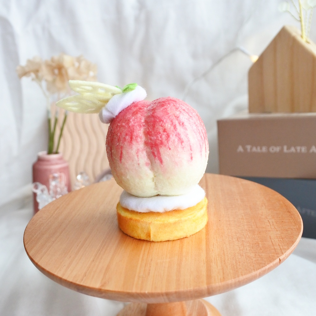 フェルトケーキ~まるごと桃のタルト~