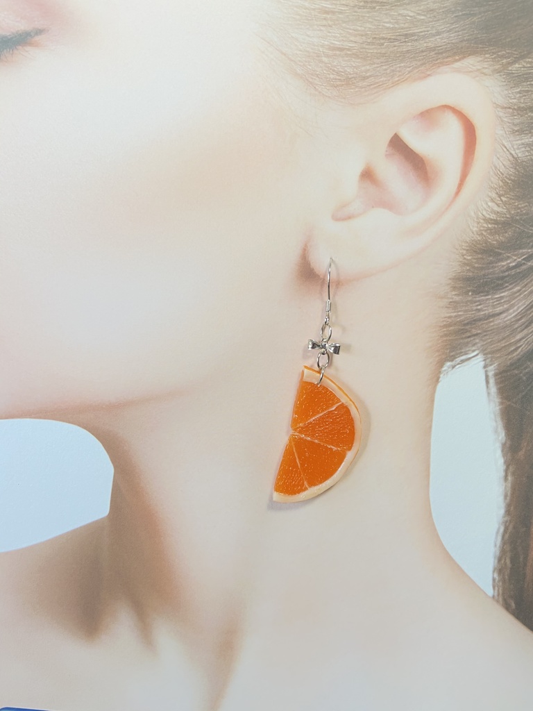 オレンジのリボンピアス