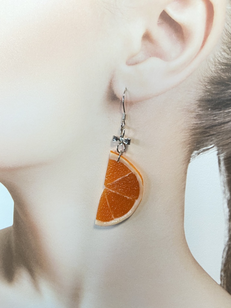 オレンジのリボンピアス