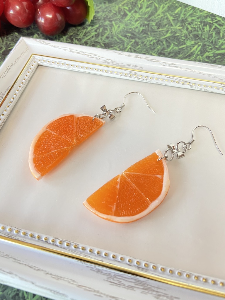 オレンジのリボンピアス