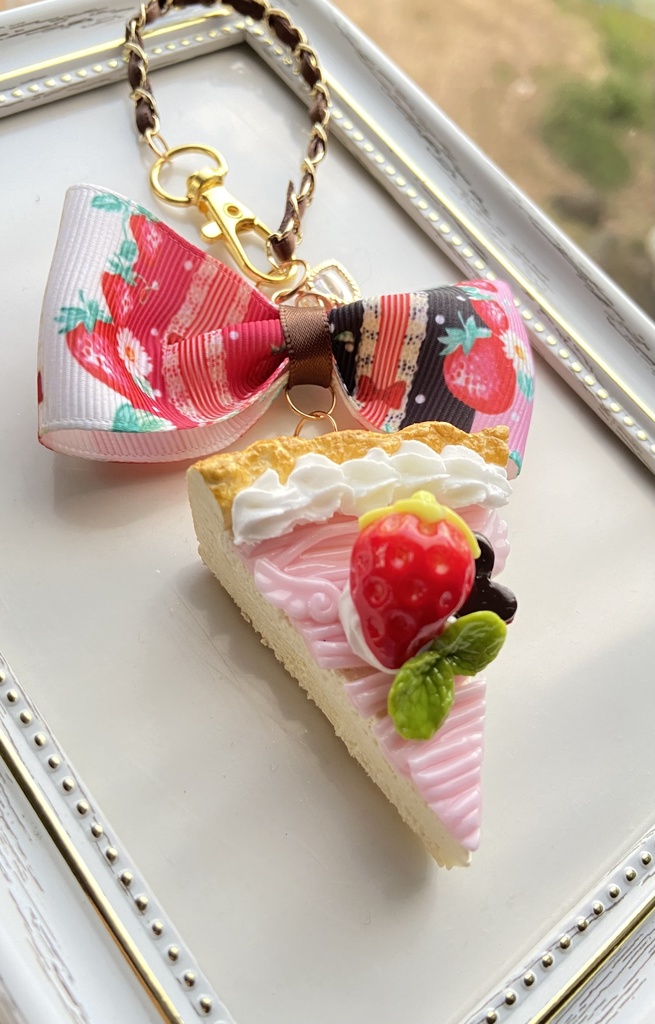 羽つき苺モンブランタルトバックチャーム