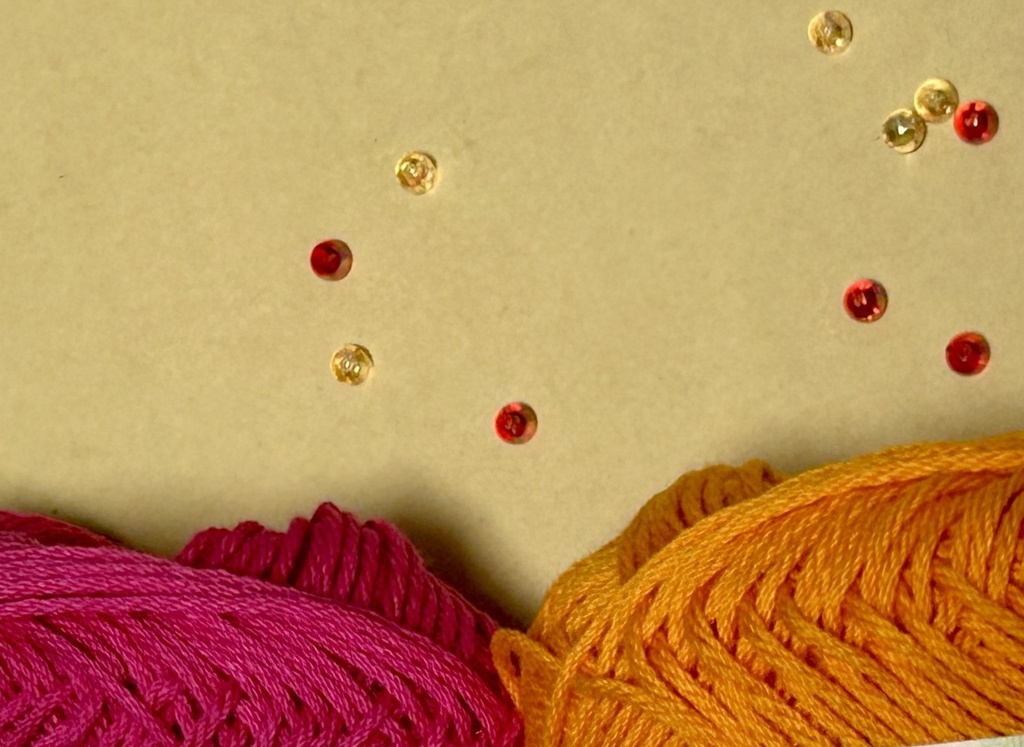 春夏素材のイチゴとオレンジの帽子