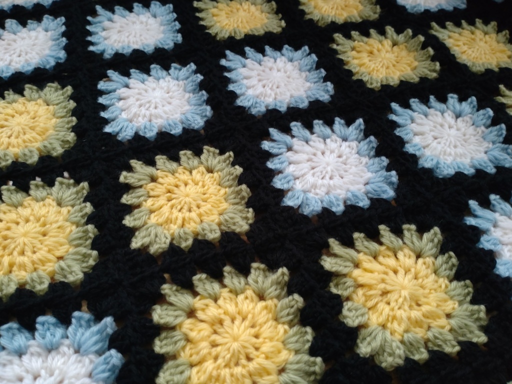 レースのような縁がかわいい シックなモチーフ編みブランケット ウール混毛糸