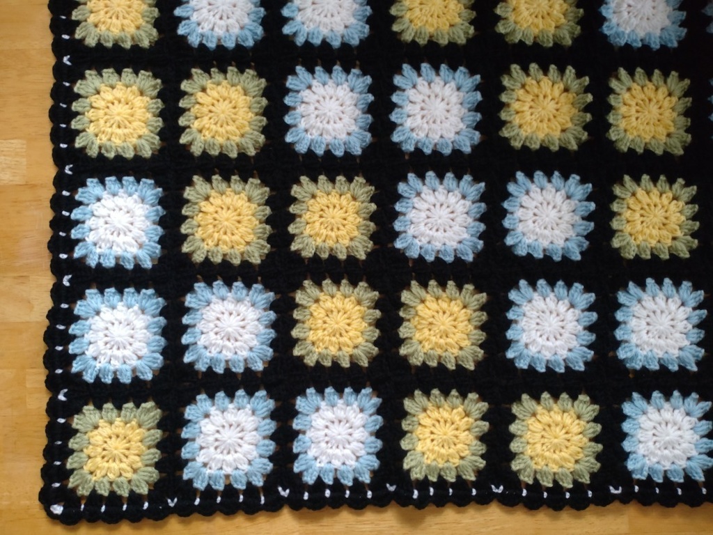 レースのような縁がかわいい シックなモチーフ編みブランケット ウール混毛糸