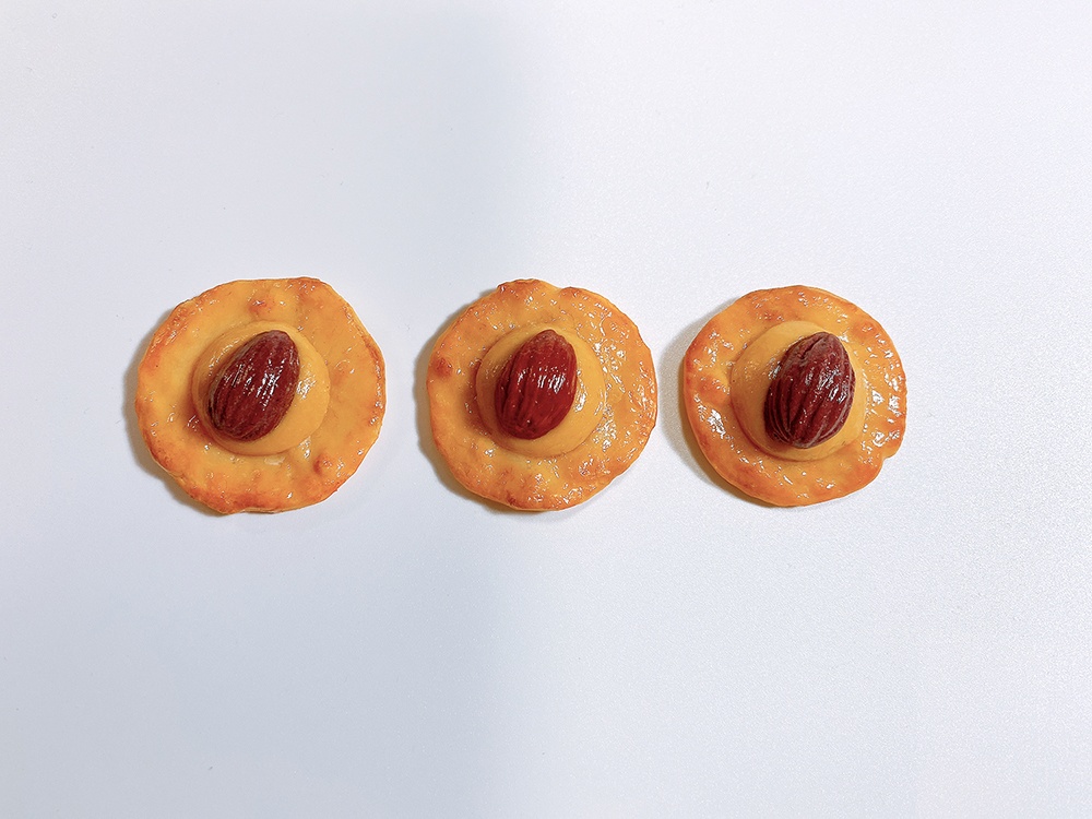 1/1リアルサイズのアーモンドチーズおかきの食品サンプルブローチ