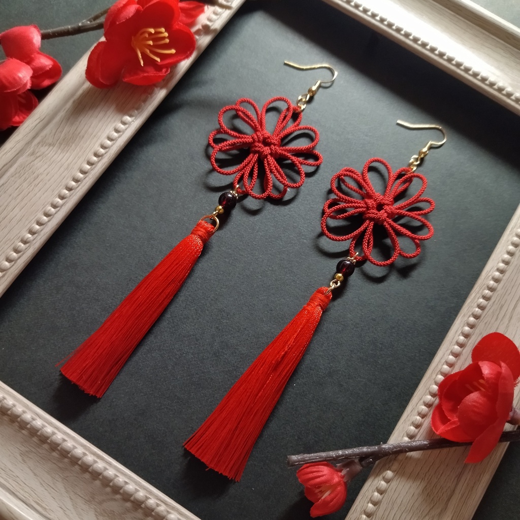 八重菊結びとタッセルのピアス(イヤリング)(赤)【和風】【チャイナ】【中華風】【和装】【着物】【和ゴス】【浴衣】【和洋折衷】【袴】