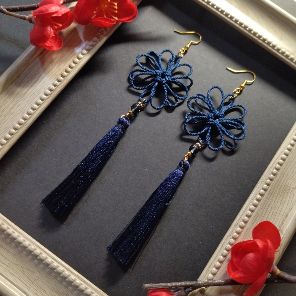 八重菊結びとタッセルのピアス(イヤリング)(紺)【和風】【チャイナ】【中華風】【和装】【着物】【和ゴス】【浴衣】