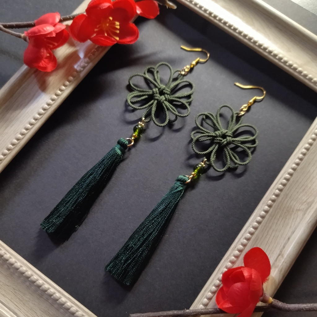 八重菊結びとタッセルのピアス(イヤリング)(深緑)【和風】【チャイナ】【中華風】【和装】【着物】【和ゴス】【浴衣】