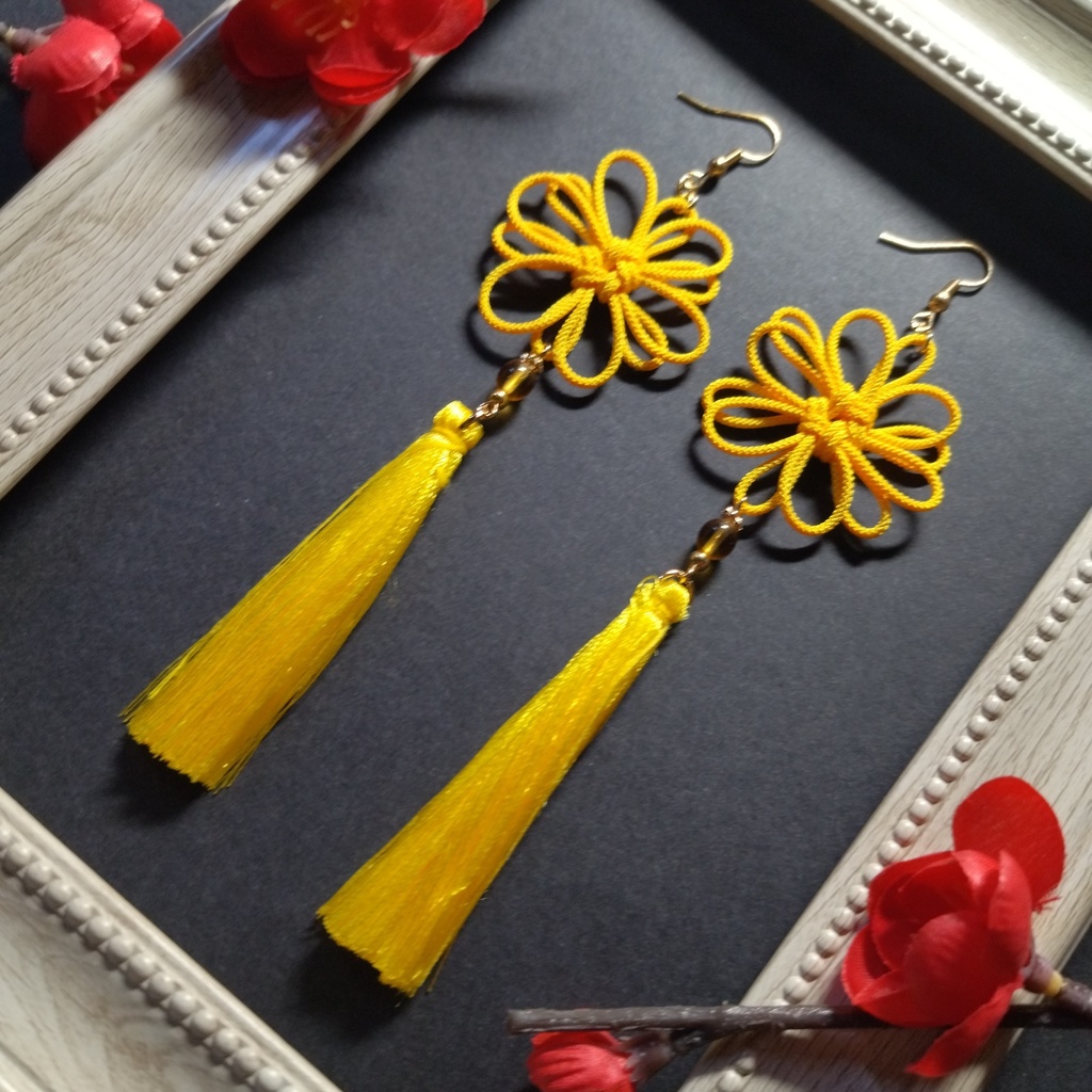 八重菊結びとタッセルのピアス(イヤリング)(黄色)【和風】【チャイナ】【中華風】【和ゴス】【着物】