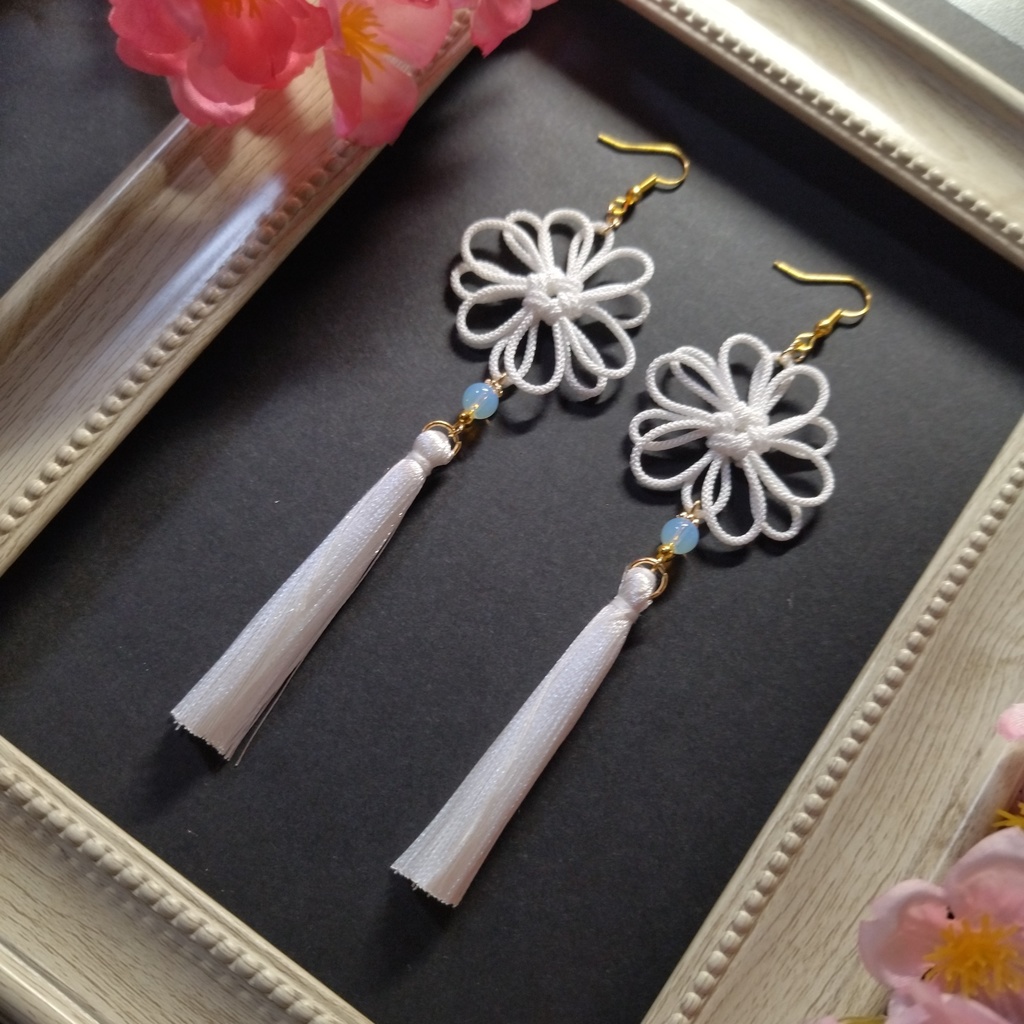 八重菊結びとタッセルのピアス(イヤリング)(白)【和風】【チャイナ】【中華風】【着物】【和ゴス】