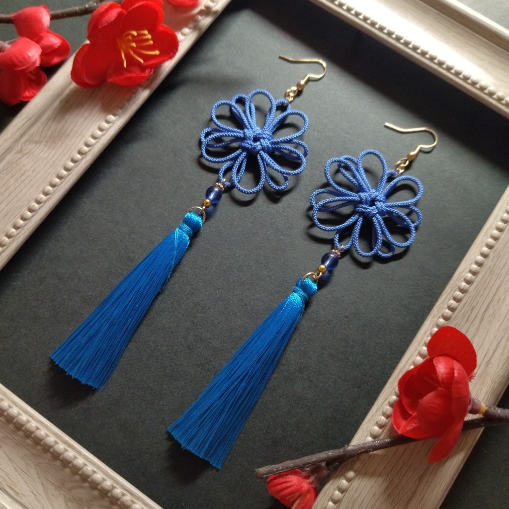 八重菊結びとタッセルのピアス(イヤリング)(薄青)【チャイナ】【中華風】【和風】【着物】【和装】