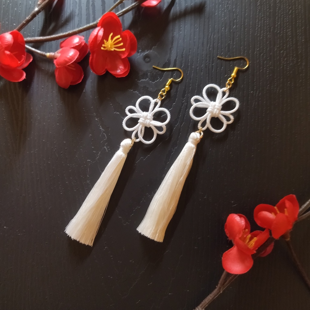 吉祥結びとタッセルのピアス(イヤリング)(白)【和装】【和風】【着物】【袴】【チャイナ】【中華風】