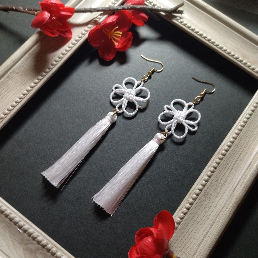 吉祥結びとタッセルのピアス(イヤリング)(白)【和装】【和風】【着物】【袴】【チャイナ】【中華風】