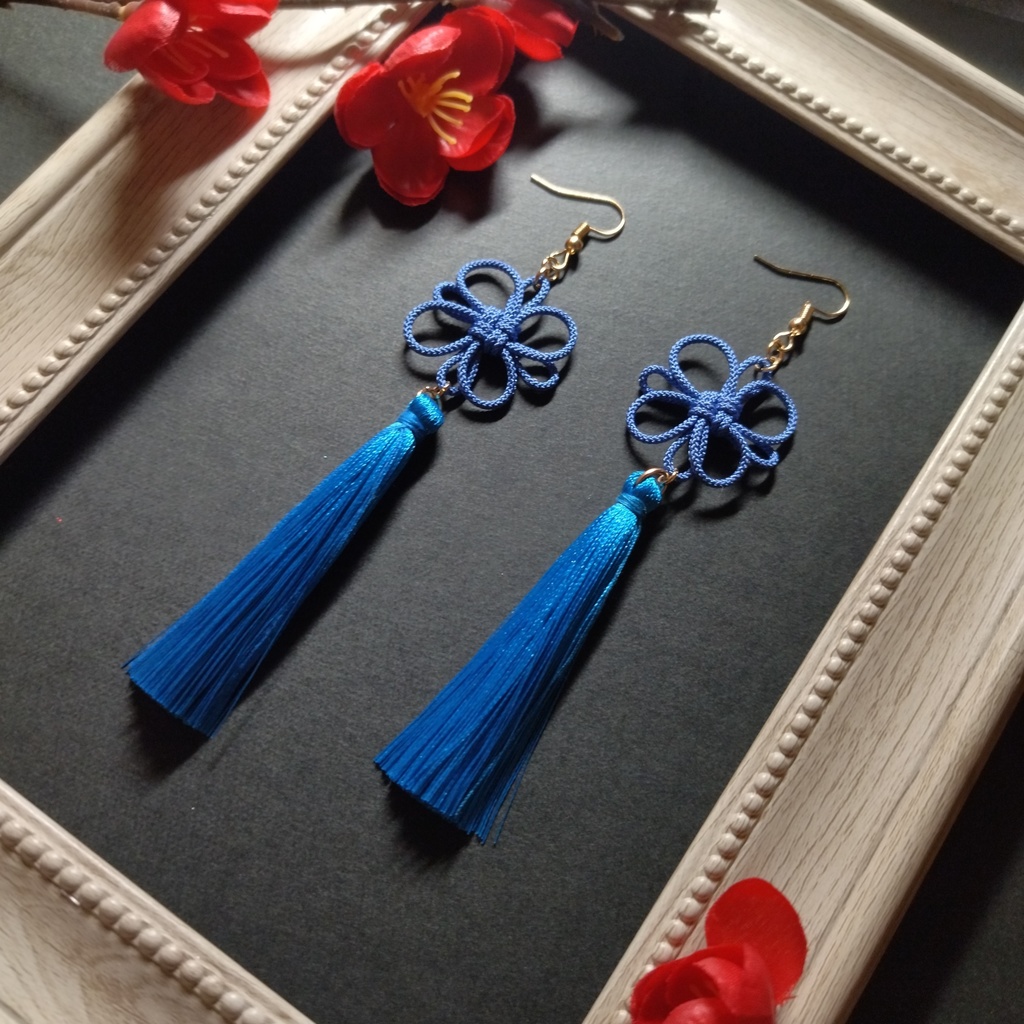 吉祥結びとタッセルのピアス(イヤリング)(薄青)【和風】【着物】【和装】【袴】【チャイナ】【中華風】