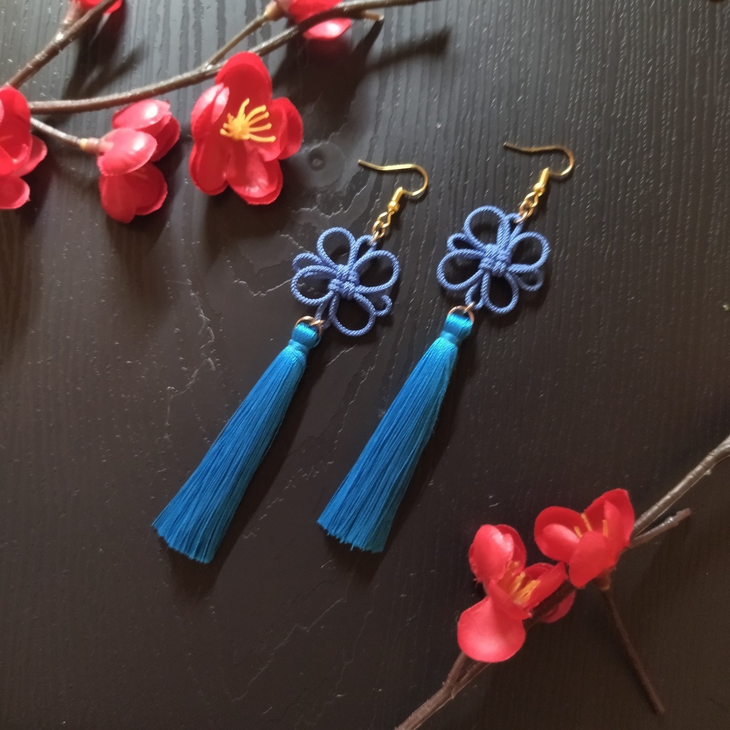 吉祥結びとタッセルのピアス(イヤリング)(薄青)【和風】【着物】【和装】【袴】【チャイナ】【中華風】