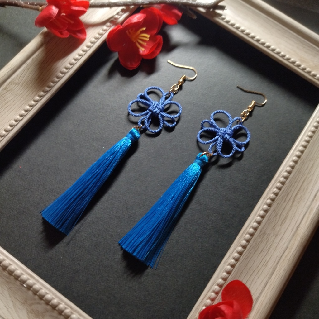 吉祥結びとタッセルのピアス(イヤリング)(薄青)【和風】【着物】【和装】【袴】【チャイナ】【中華風】