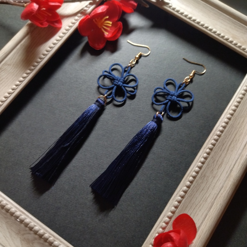 吉祥結びとタッセルのピアス（イヤリング）（紺）【着物】【和装】【和風】【中華風】【チャイナ】【和ゴス】