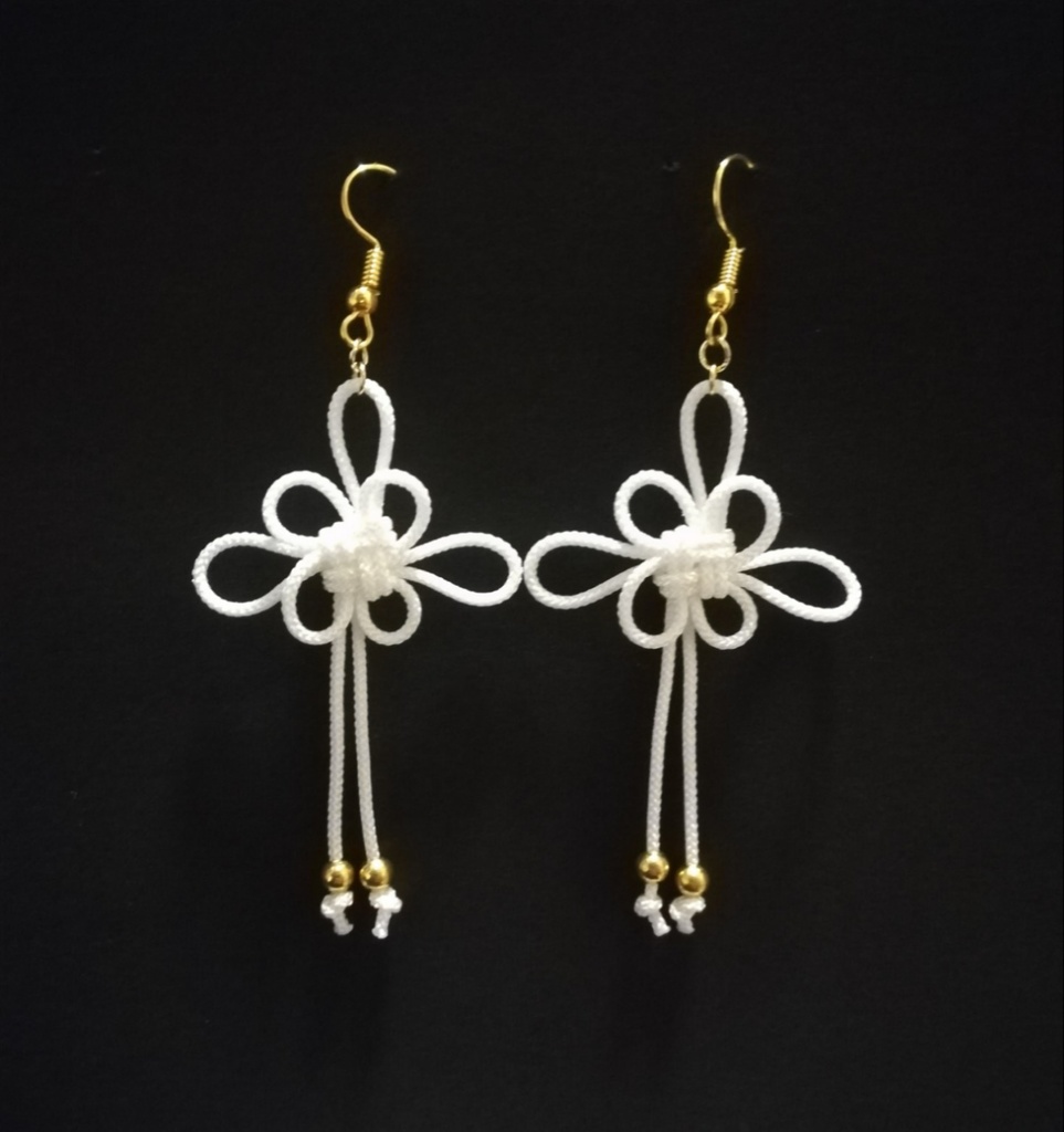 吉祥結びのピアス(白)(イヤリング)【チャイナ】【和装】【着物】【中華風】【袴】【浴衣】【和風】
