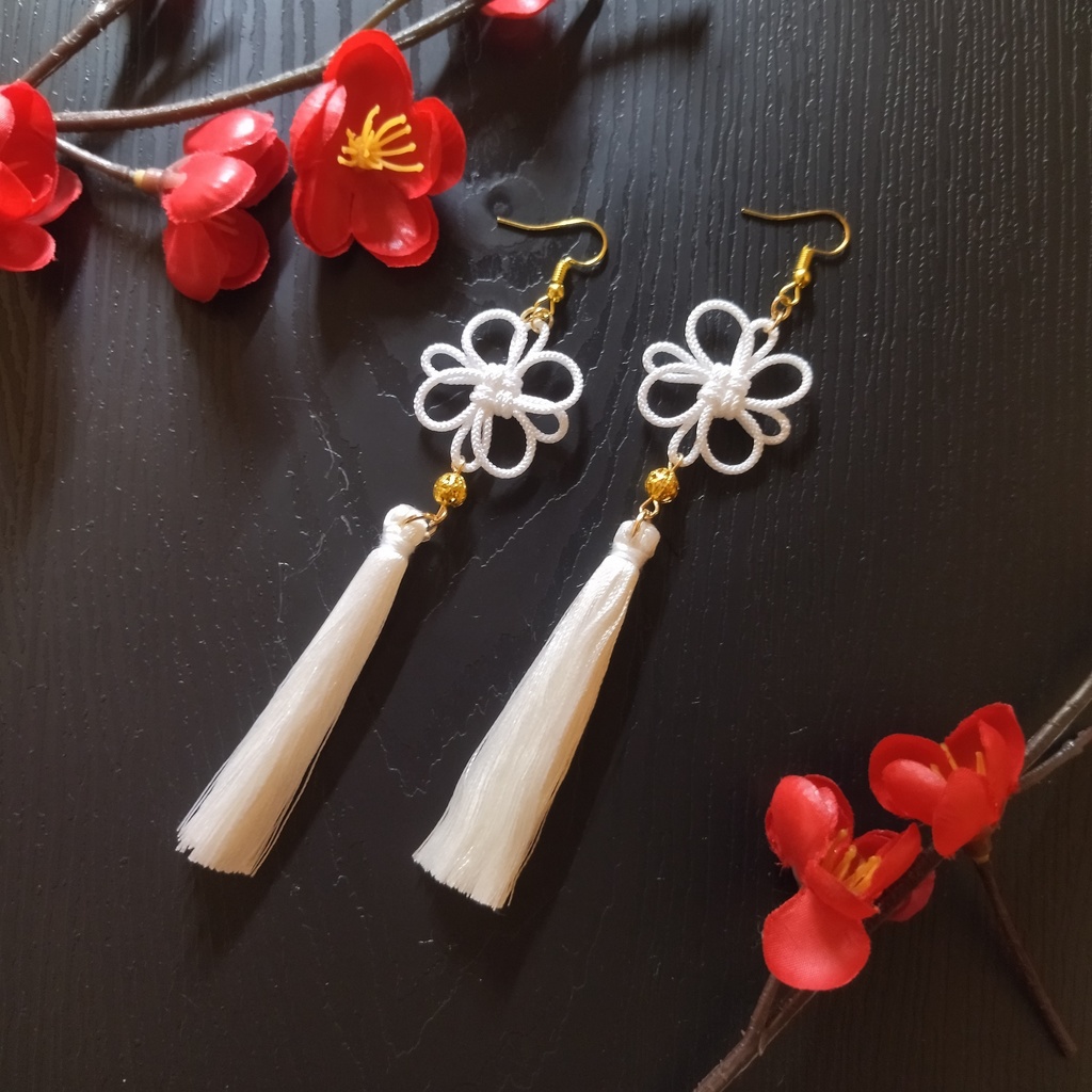 【ゴールドビーズ】吉祥結びとタッセルのピアス(イヤリング)(白)【和風】【チャイナ】【中華風】【和装】【着物】【袴】
