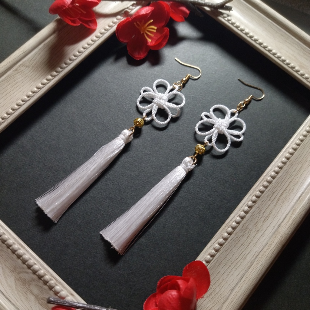 【ゴールドビーズ】吉祥結びとタッセルのピアス(イヤリング)(白)【和風】【チャイナ】【中華風】【和装】【着物】【袴】