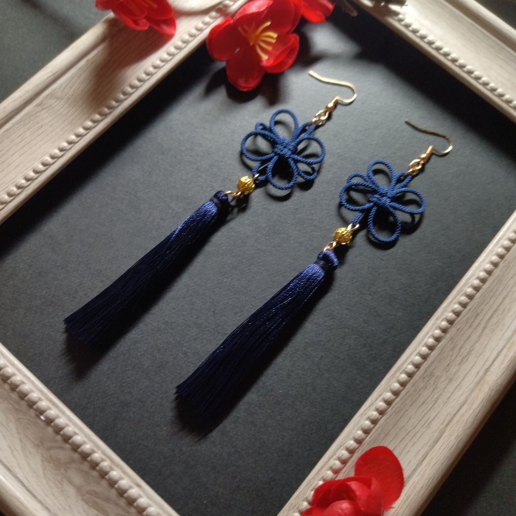 【ゴールドビーズ】吉祥結びとタッセルのピアス(イヤリング)(紺)【チャイナ】【中華風】【和装】【和風】【着物】