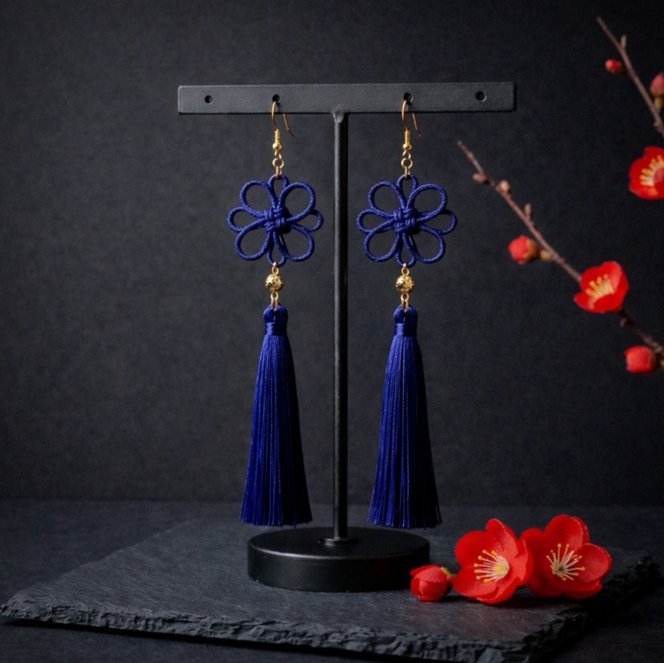 【ゴールドビーズ】吉祥結びとタッセルのピアス(イヤリング)(紺)【チャイナ】【中華風】【和装】【和風】【着物】