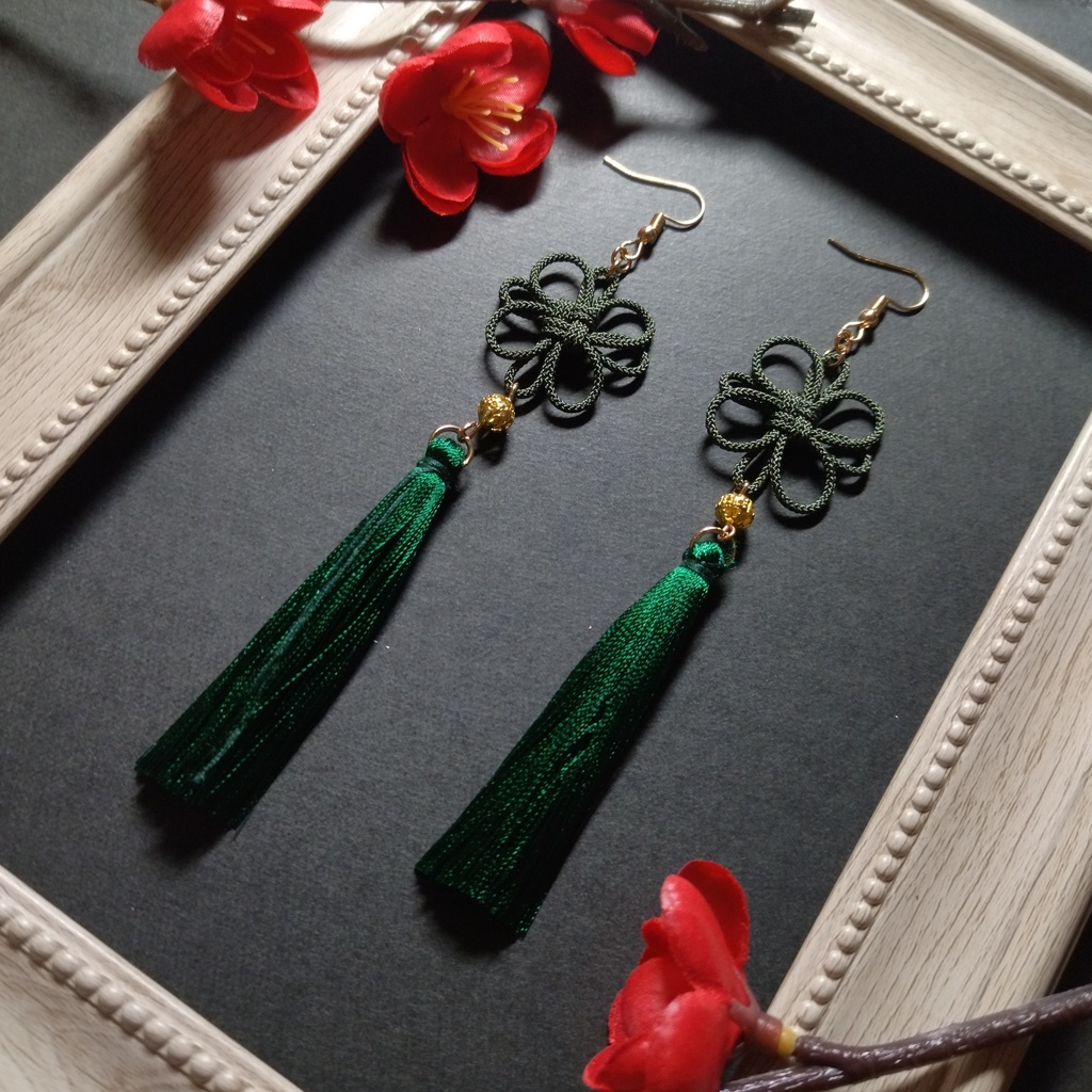 【ゴールドビーズ】吉祥結びとタッセルのピアス(イヤリング)(深緑)【チャイナ】【中華風】【和装】【和風】【袴】