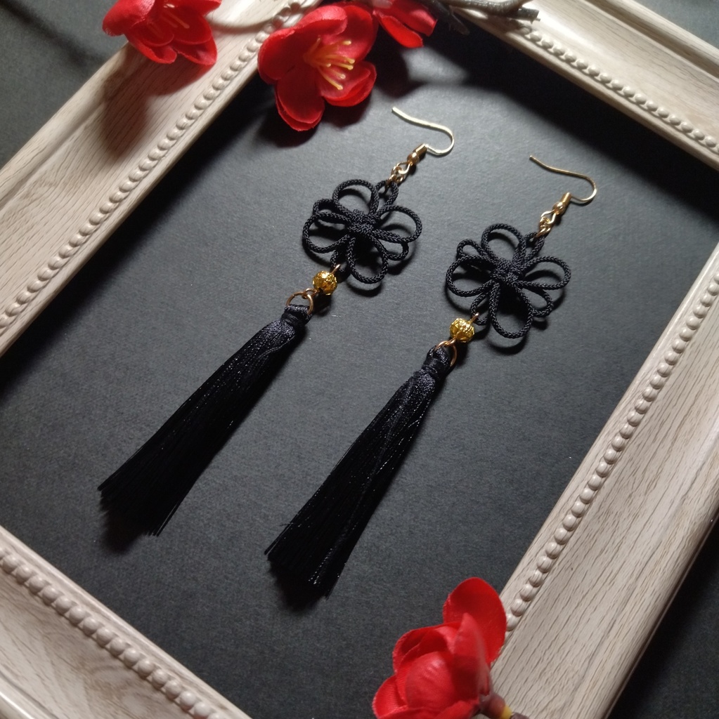 【ゴールドビーズ】吉祥結びとタッセルのピアス(イヤリング)(黒)【和風】【チャイナ】【中華風】【着物】【和装】
