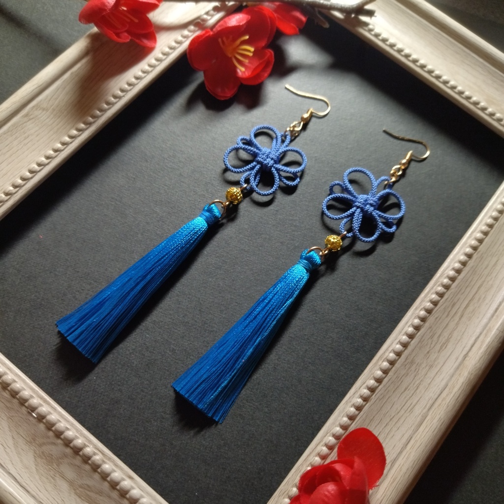 【ゴールドビーズ】吉祥結びとタッセルのピアス(イヤリング)(薄青)【チャイナ】【中華風】【和装】【和風】【袴】【着物】