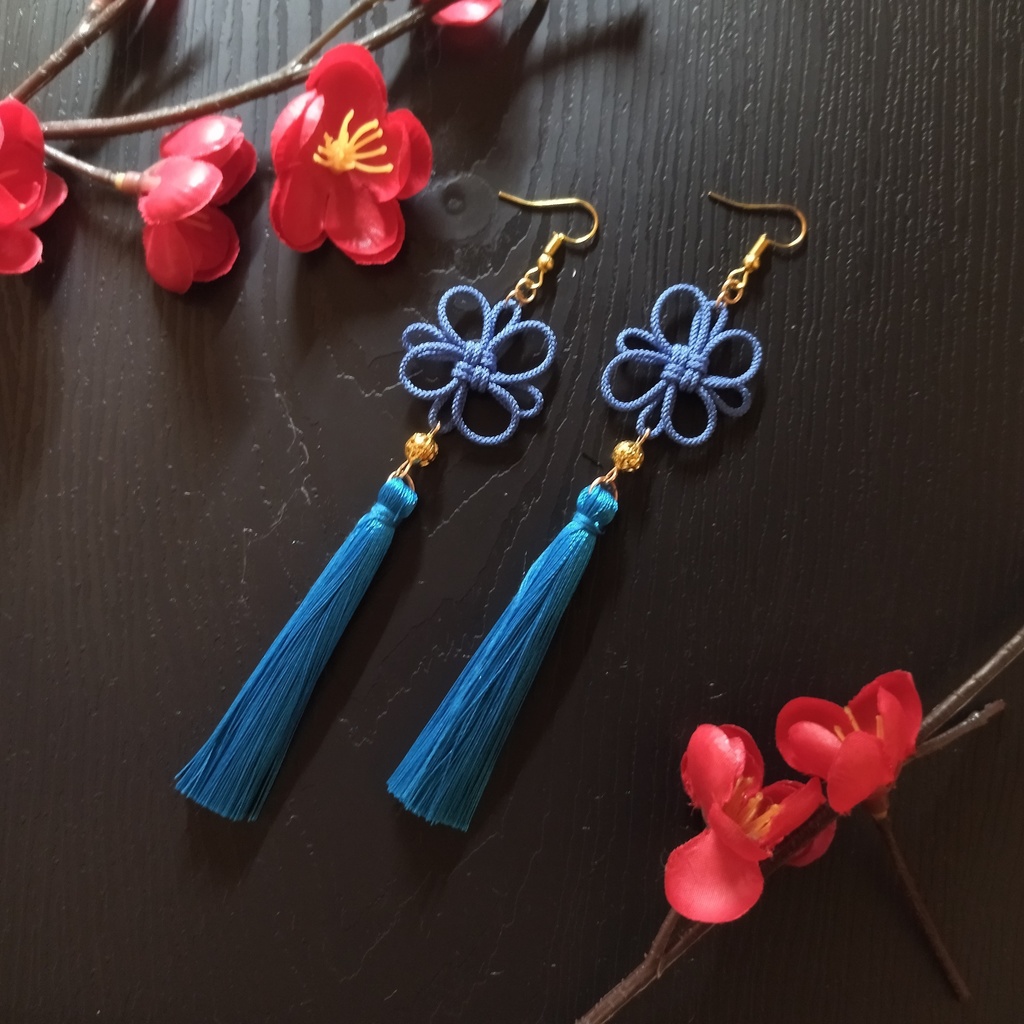【ゴールドビーズ】吉祥結びとタッセルのピアス(イヤリング)(薄青)【チャイナ】【中華風】【和装】【和風】【袴】【着物】