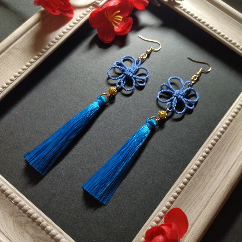 【ゴールドビーズ】吉祥結びとタッセルのピアス(イヤリング)(薄青)【チャイナ】【中華風】【和装】【和風】【袴】【着物】